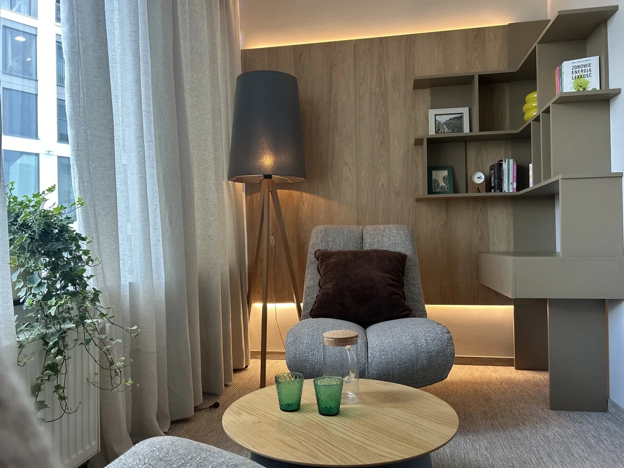 Gabinet w Centrum VITA 72 — fotel i stolik przy oknie z lekkimi firanami