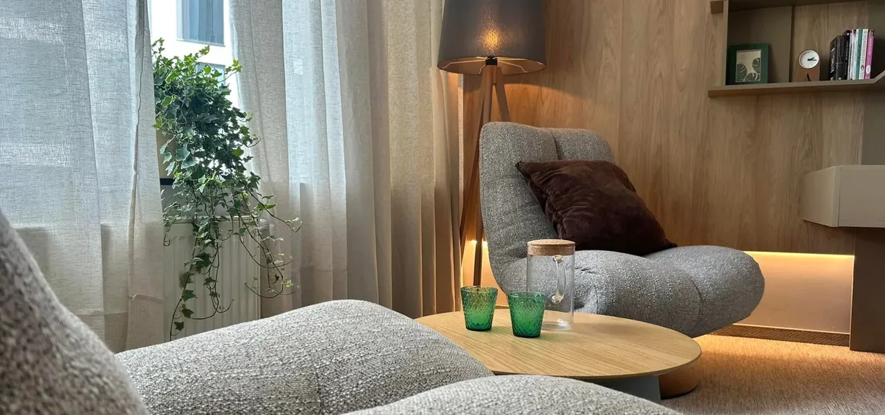 Gabinet VITA 72 — fotele przy oknie, lampa i bluszcz