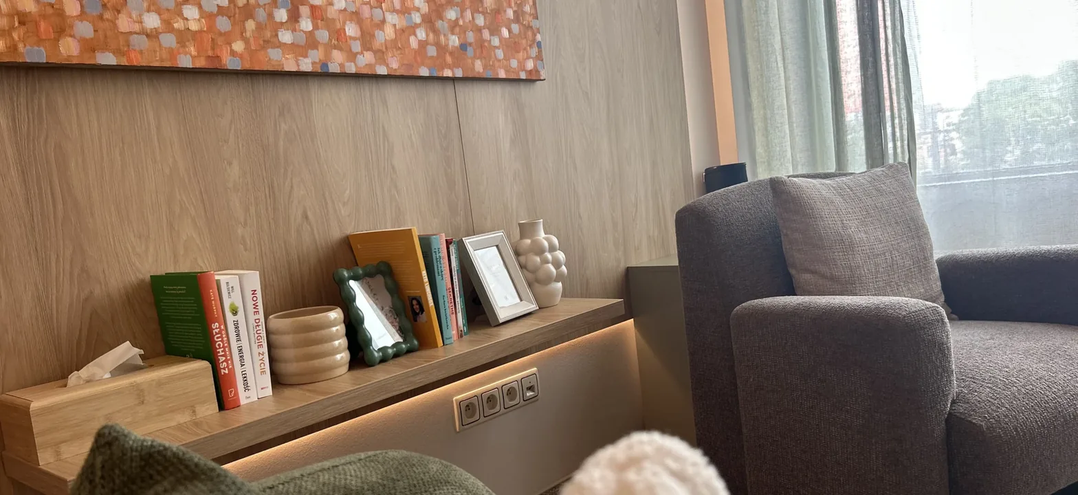 Gabinet VITA 72 — półka z książkami, fotel i światło z okna