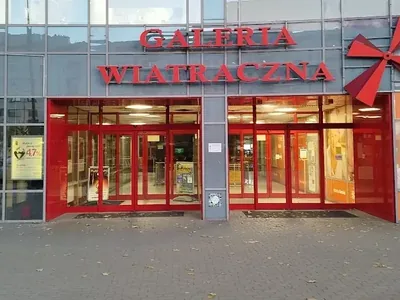 Główne wejście do Galerii Wiatraczna