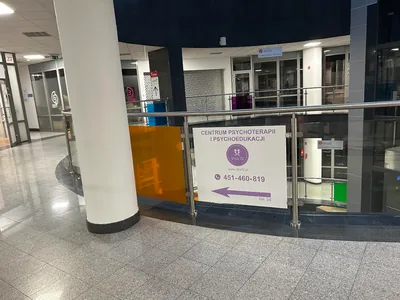 Tablica Centrum Psychoterapii i Psychoedukacji VITA 72 ze strzałką do lokalu 24